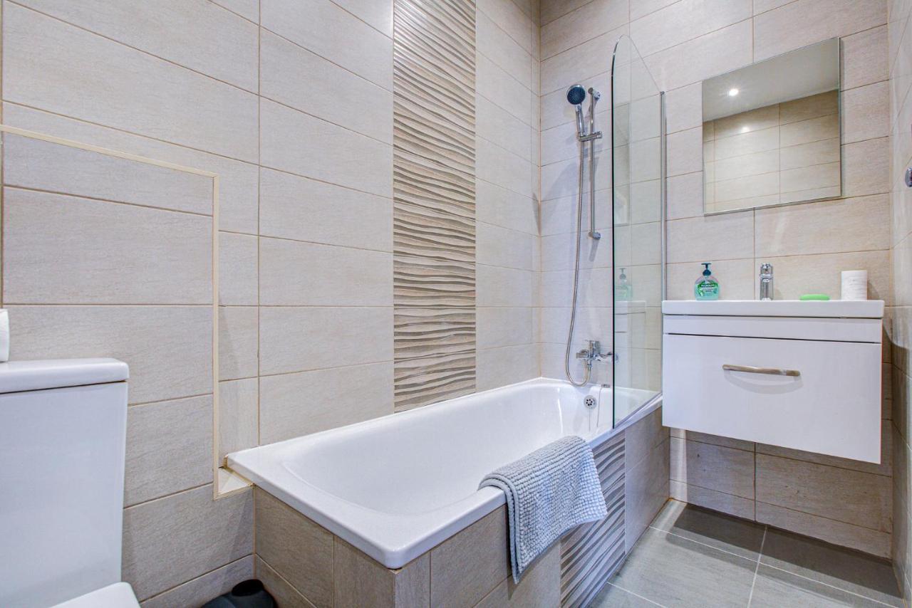 Spacious And Modern 1 Bed 1 Bath Apartment In The Heart Of AEGON International Exteriér fotografie